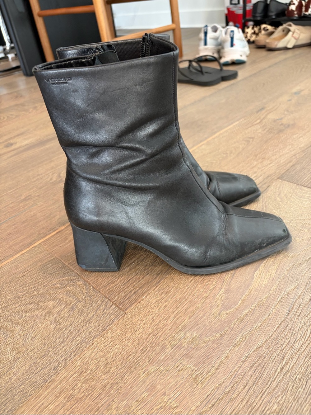 Vagabond Black Leather Pointed Toe Ankle Boots - Picture 2 of 5